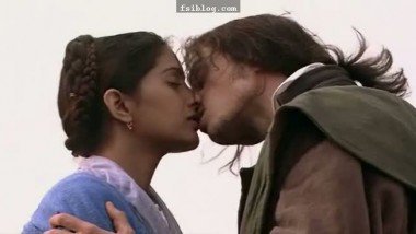 Sonali Kulkarni Xxx - Sonali Kulkarni Italian Kiss 8211 Fsiblog Com - XXX Indian Films