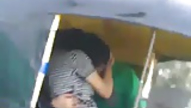 Xxxxxxxxxxxvb - Desi Kissing In Auto Rickshaw - XXX Indian Films