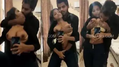 A guy fingers his GF?s pussy before the mirror in gf bf sex