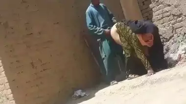 Pakistani outdoor sex video with a neighbor aunty! Real XXX