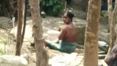Indian busty aunty taking bath outdoor full nude, caught