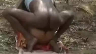 Amateur Kerala couple caught having outdoor sex, Fresh Desi MMS online