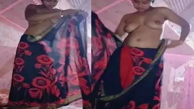 Homely village wife wearing saree viral boobs show