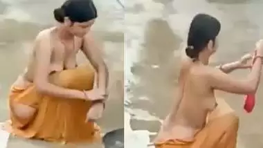 Petticoat bhabhi outdoor bath caught by neighbor
