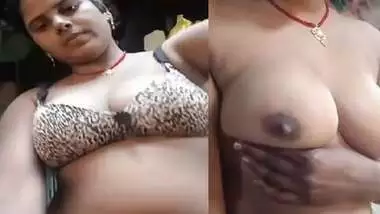 Village bhabhi removes bra and shows big boobs viral MMS