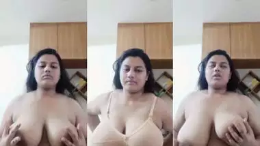 Delhi girl removes her bra and shows her big boobs
