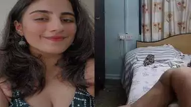 Cute girlfriend round ass showing viral xxx MMS