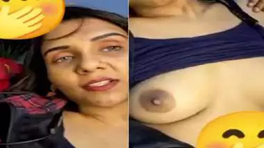 Cat eyes girls boobs show to lover on video call