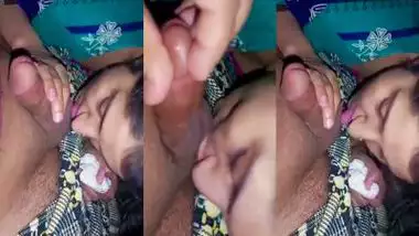 Village lady?s desi blowjob makes a man cum profusely