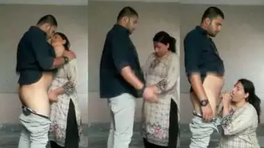 Cheating wife?s outdoor desi blowjob to her lover